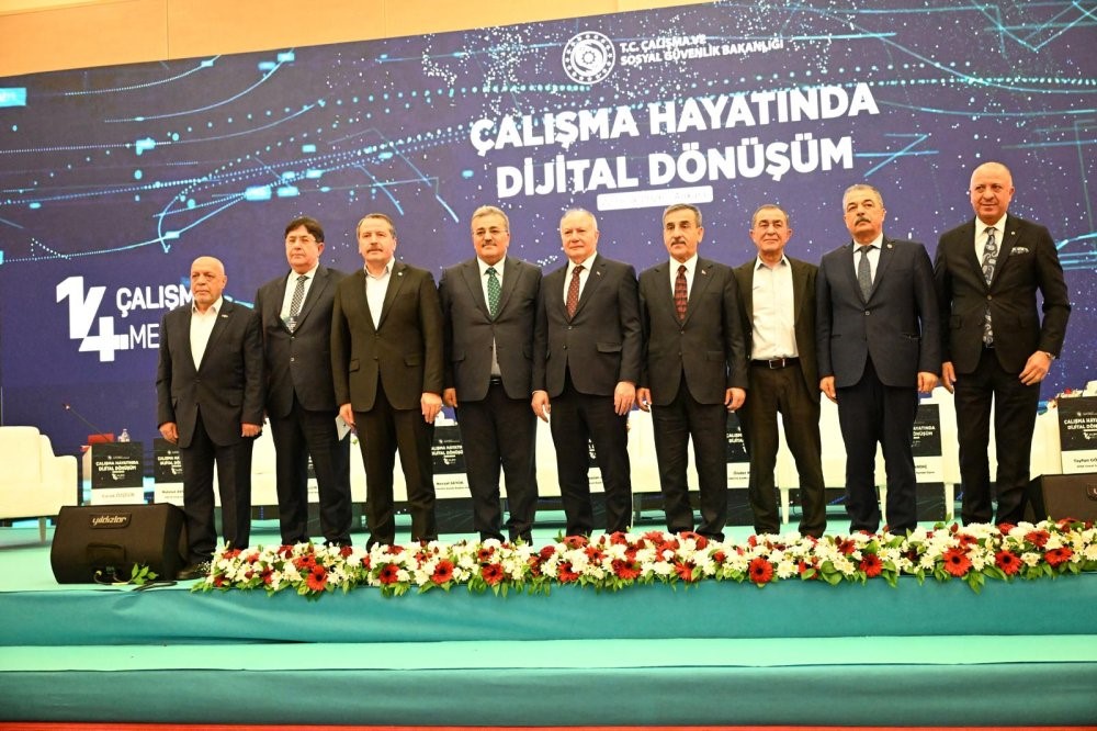 İşçi ve memur konfederasyonlarından dijital dönüşüm uyarısı: "Doğru yönetilmezse sosyal adaletsizlikleri derinleştirebilir"
İşçi ve memur konfederasyonlarından dijital dönüşüm uyarısı: "Doğru yönetilmezse sosyal adaletsizlikleri derinleştirebilir"