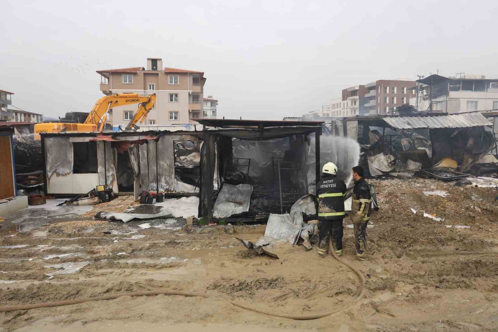 İşçilerin kaldığı 2 katlı yatakhane alevlere teslim oldu
