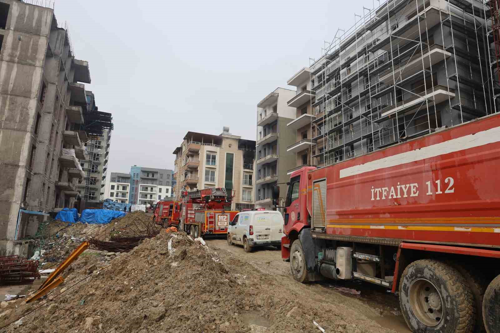 İşçilerin kaldığı apartman dairesi alevlere teslim oldu
