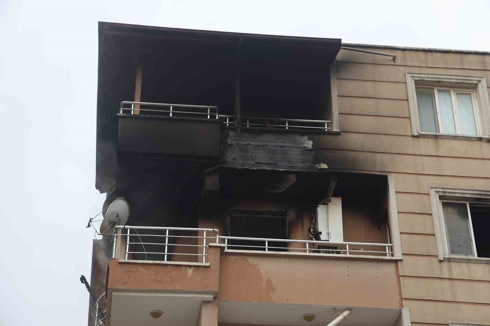 İşçilerin kaldığı apartman dairesi alevlere teslim oldu
