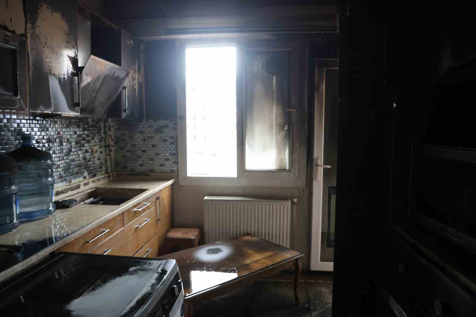 İşçilerin kaldığı apartman dairesi alevlere teslim oldu
