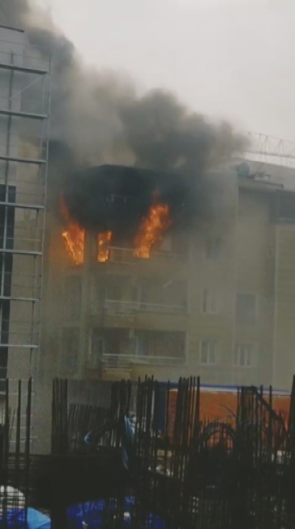 İşçilerin kaldığı apartman dairesi alevlere teslim oldu
