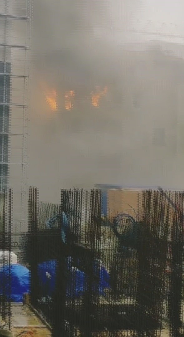 İşçilerin kaldığı apartman dairesi alevlere teslim oldu
