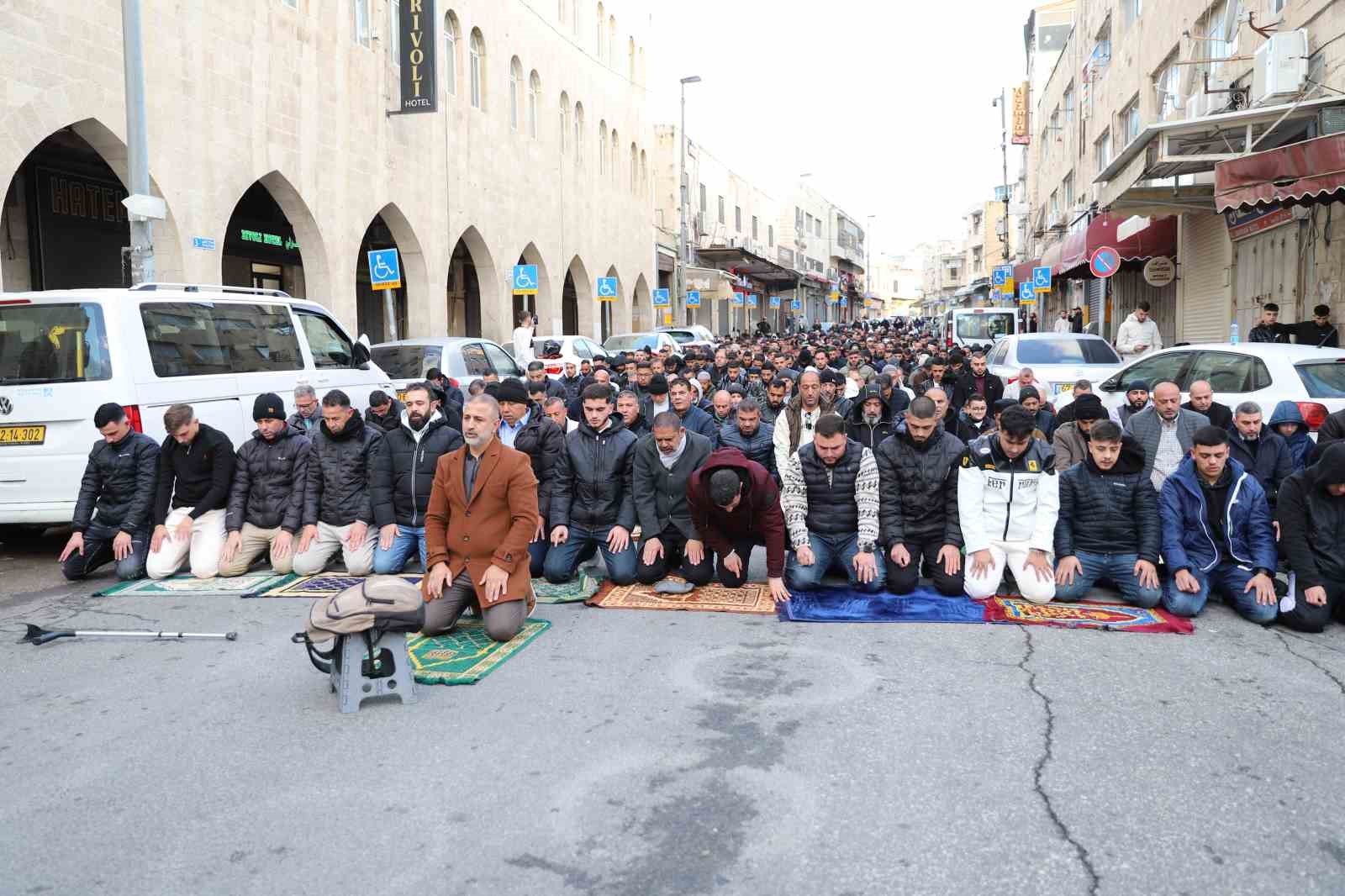 İşgal altındaki Doğu Kudüs’te Müslümanlar, bayram namazını sokakta kıldı
