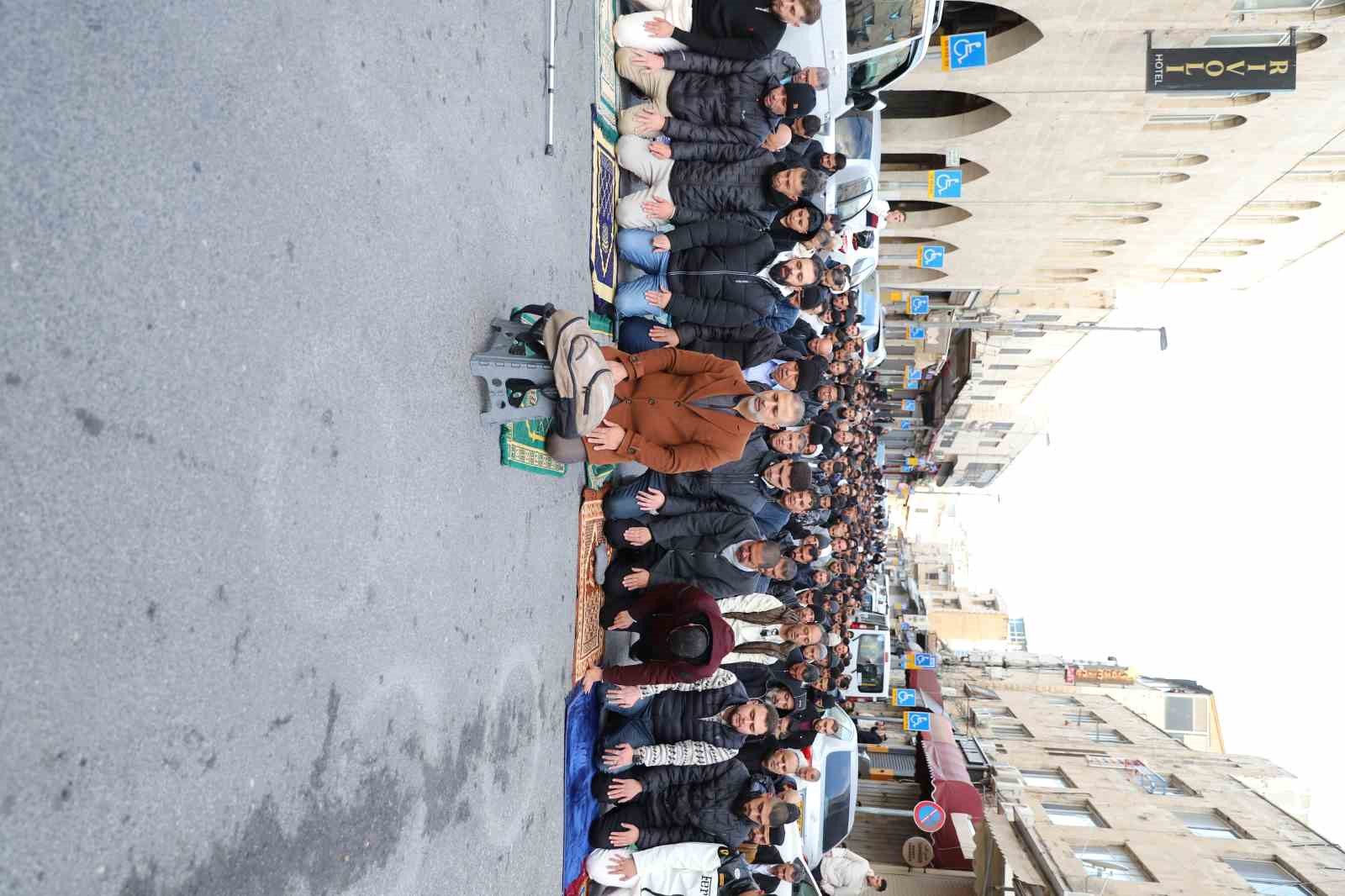 İşgal altındaki Doğu Kudüs’te Müslümanlar, bayram namazını sokakta kıldı
