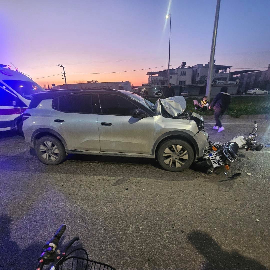 Işık ihlali yapan motosiklet otomobille çarpıştı: 2 yaralı
