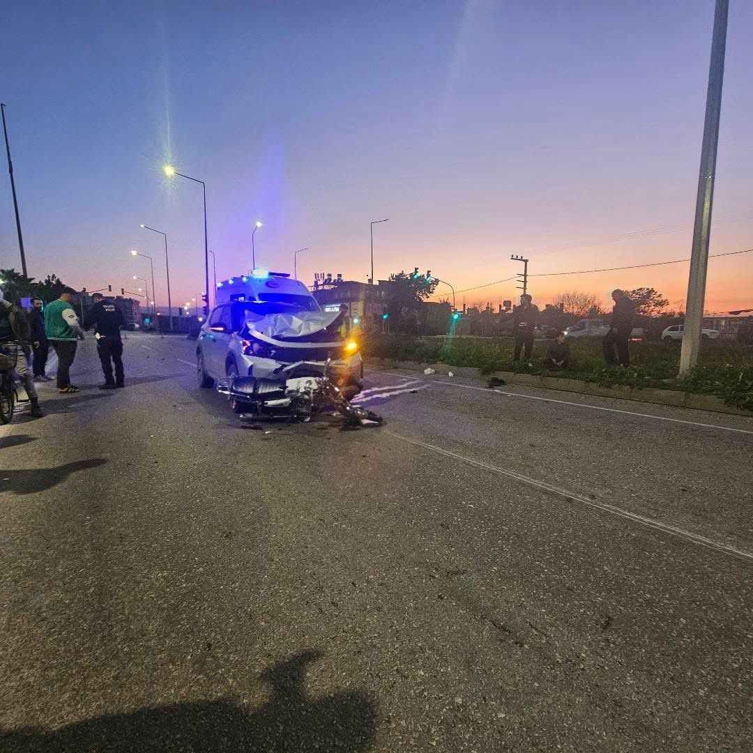Işık ihlali yapan motosiklet otomobille çarpıştı: 2 yaralı

