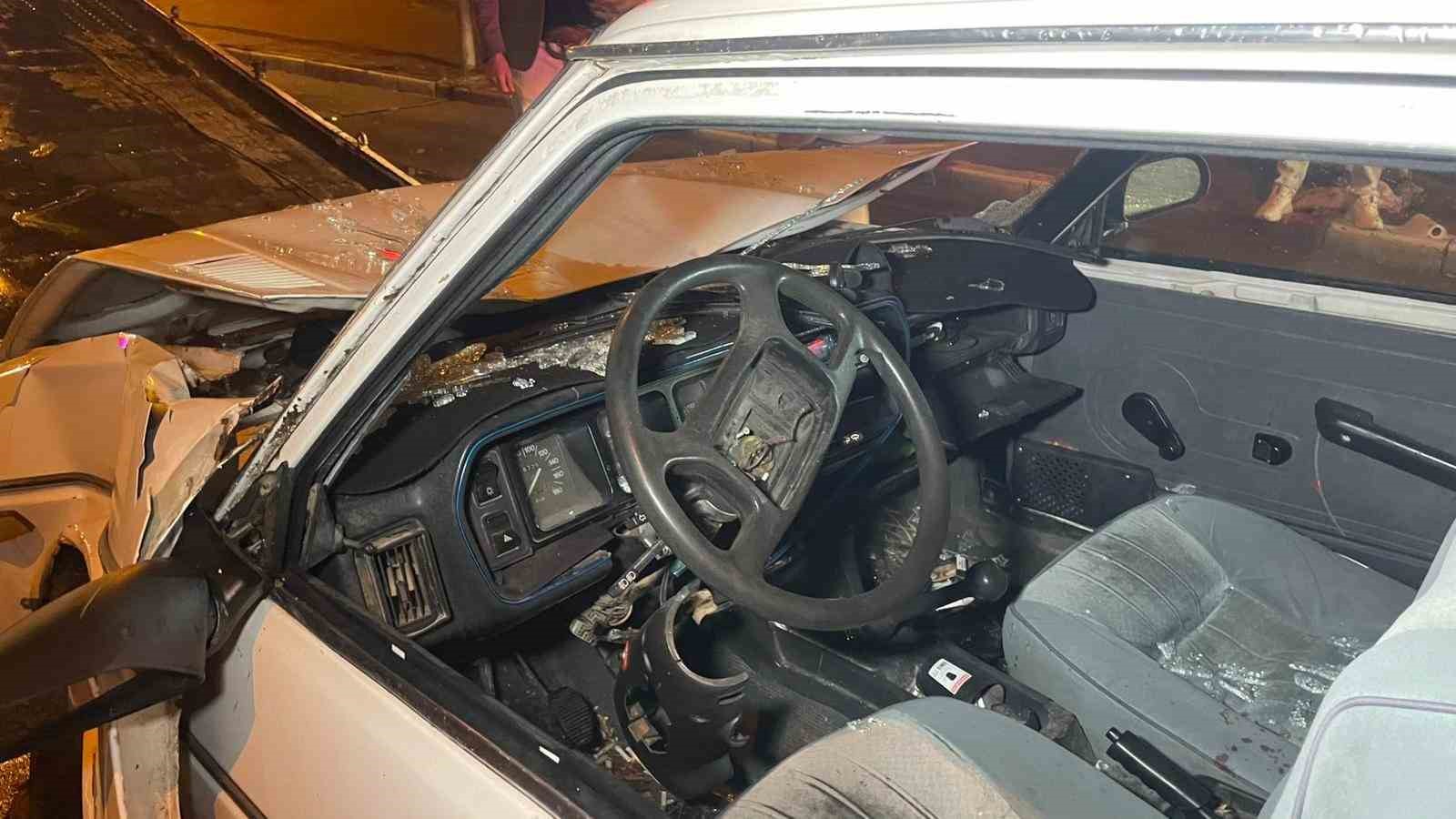 Işıklarda bekleyen araca otomobil arkadan çarptı: 1 yaralı
