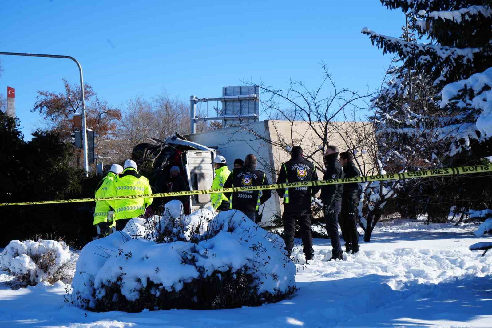 Işıklarda duramayan kamyon devrildi, çarptığı ağacı kökünden söktü
