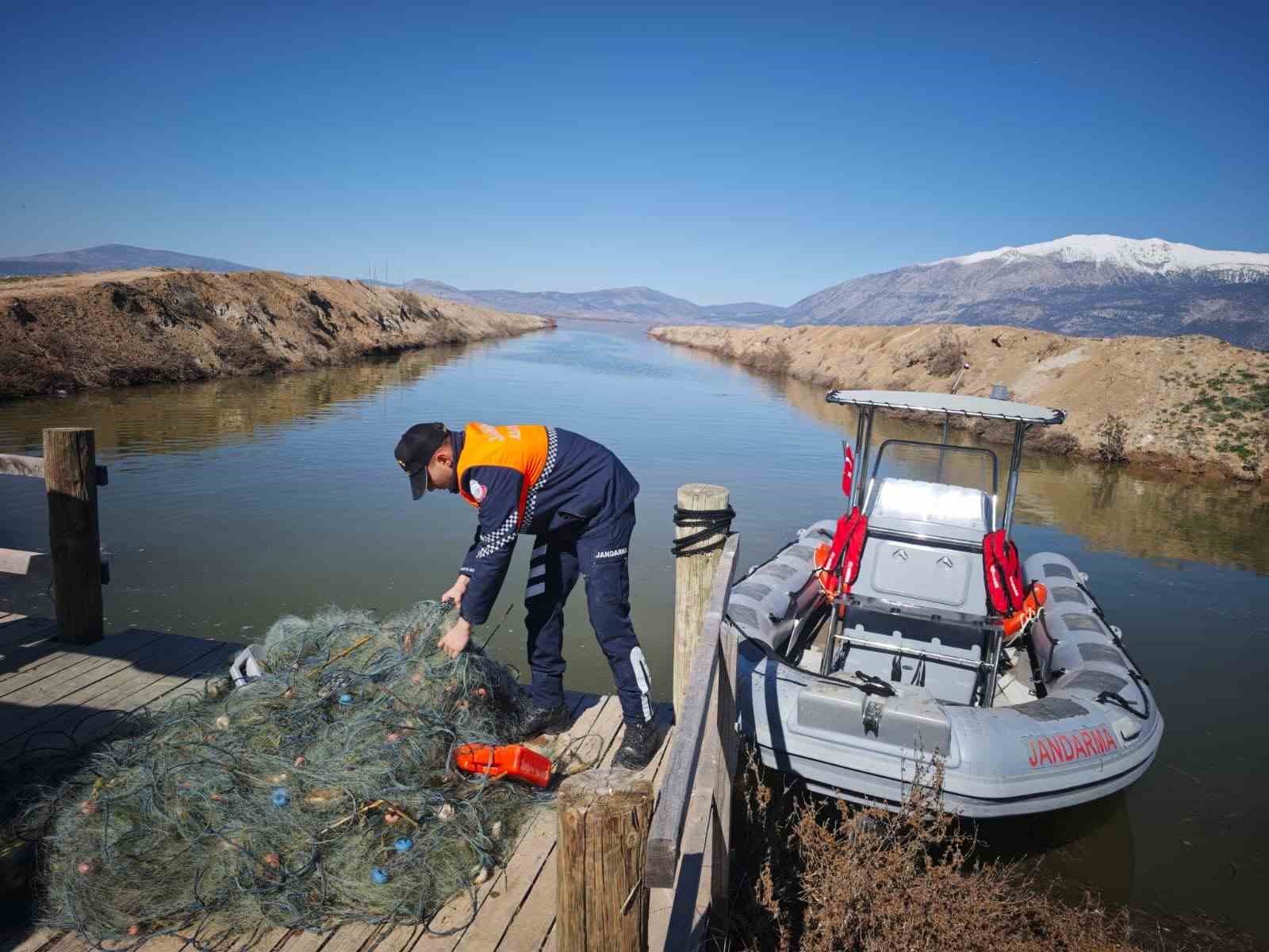 Işıklı Barajında kaçak avcılığa geçit yok 5 bin metre ağ ele geçirildi
