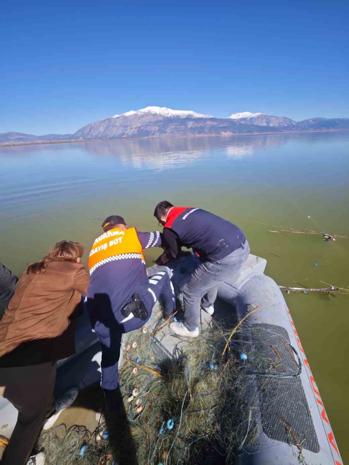 Işıklı Barajında kaçak avcılığa geçit yok 5 bin metre ağ ele geçirildi
