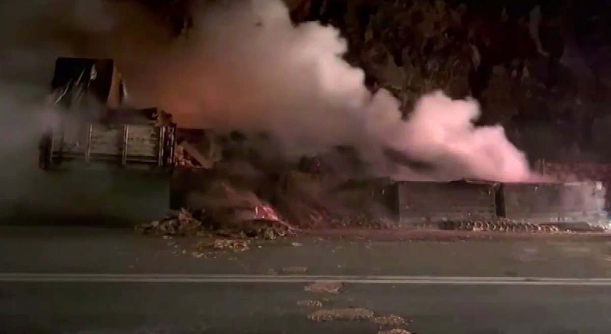 Isınan tekerlek balatalarından çıkan alevler sunta yüklü tırı yaktı
