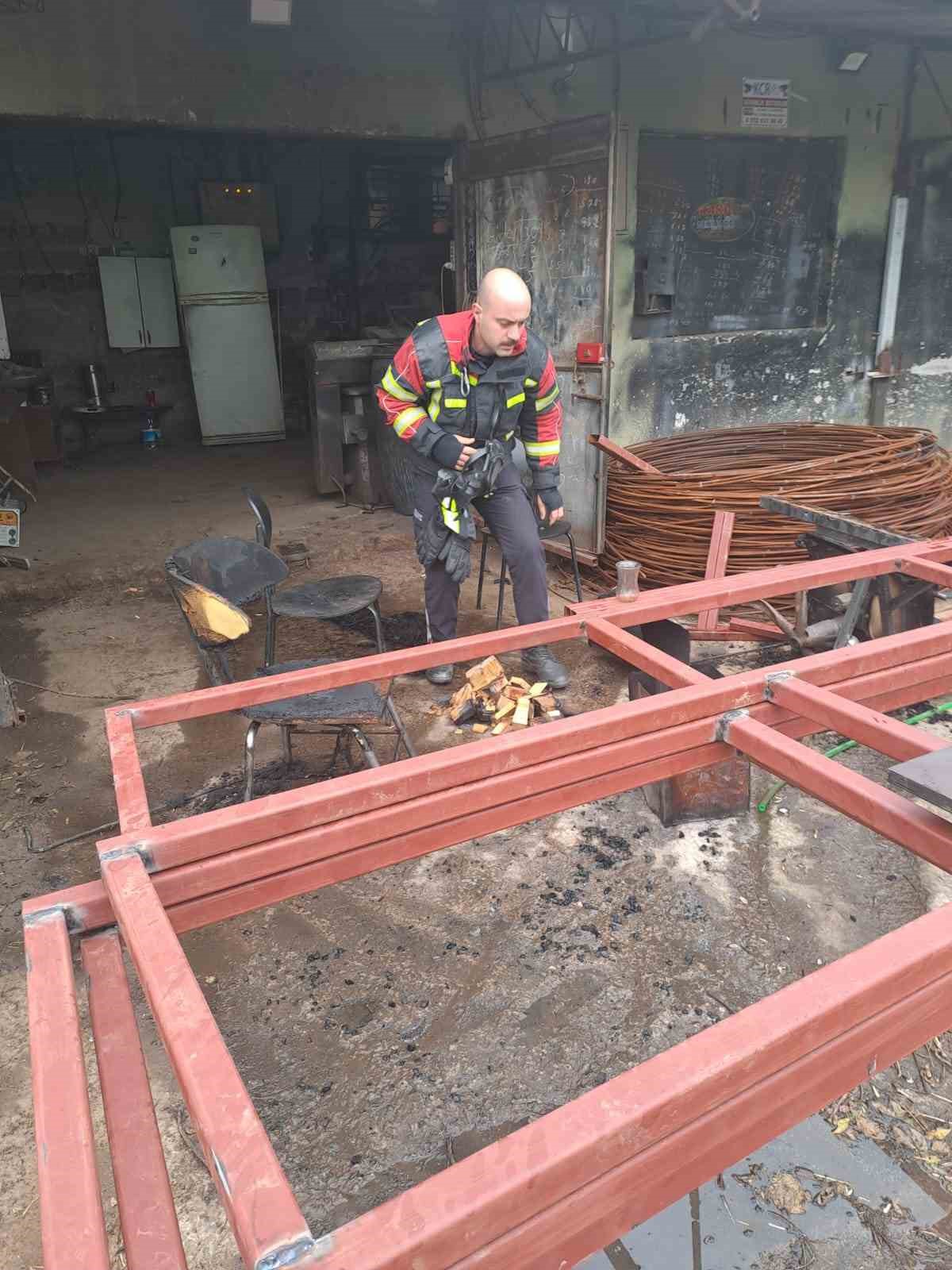 Isınmak için kovaya atılan tiner patladı, itfaiyenin hızlı müdahalesi faciayı önledi
