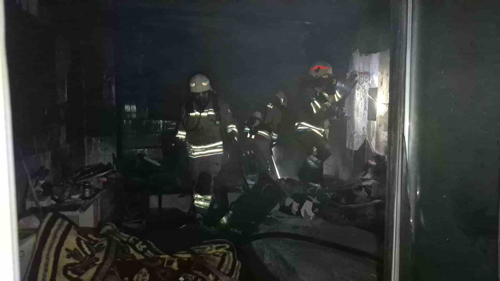 Isınmak için yaktığı ateş, yangın çıkarttı
