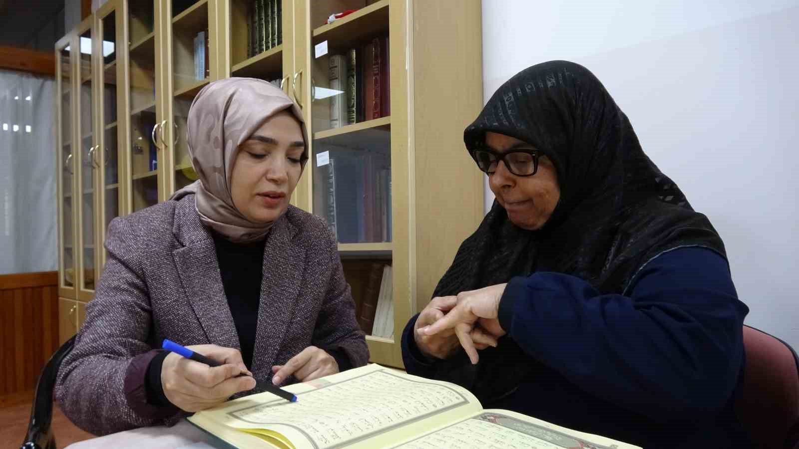 İşitme engelli kadınlar işaret diliyle Kur’an-ı Kerim öğreniyor
