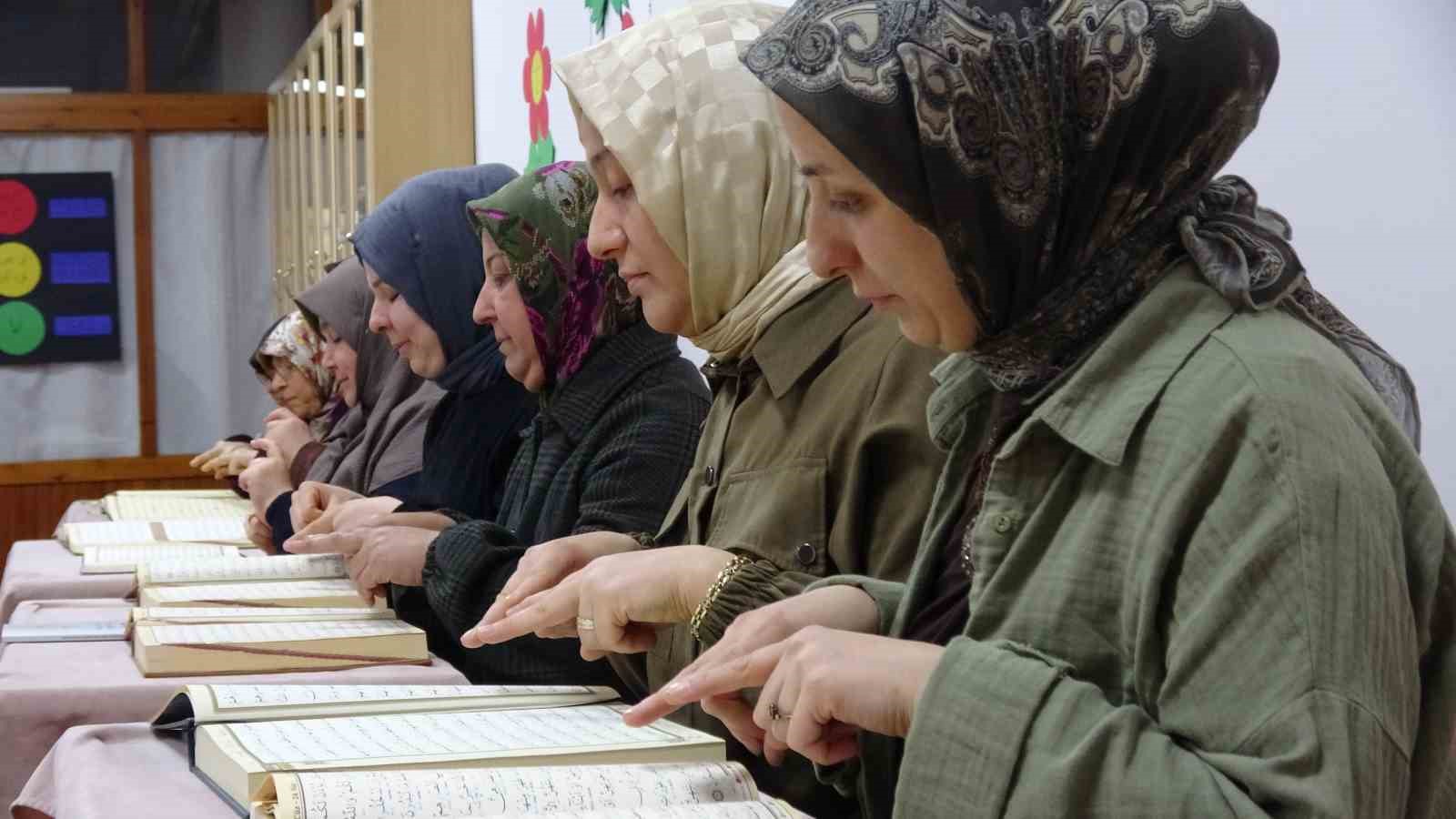 İşitme engelli kadınlar işaret diliyle Kur’an-ı Kerim öğreniyor
