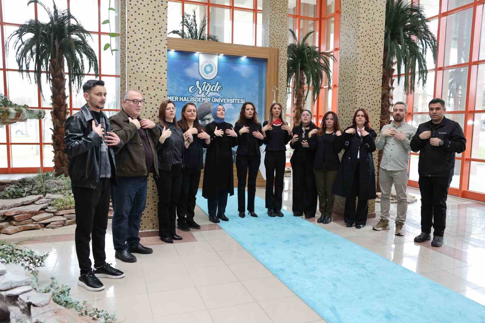 İşitme engelli öğrencilerin hayatlarını kolaylaştırmak için işaret dili öğreniyorlar
