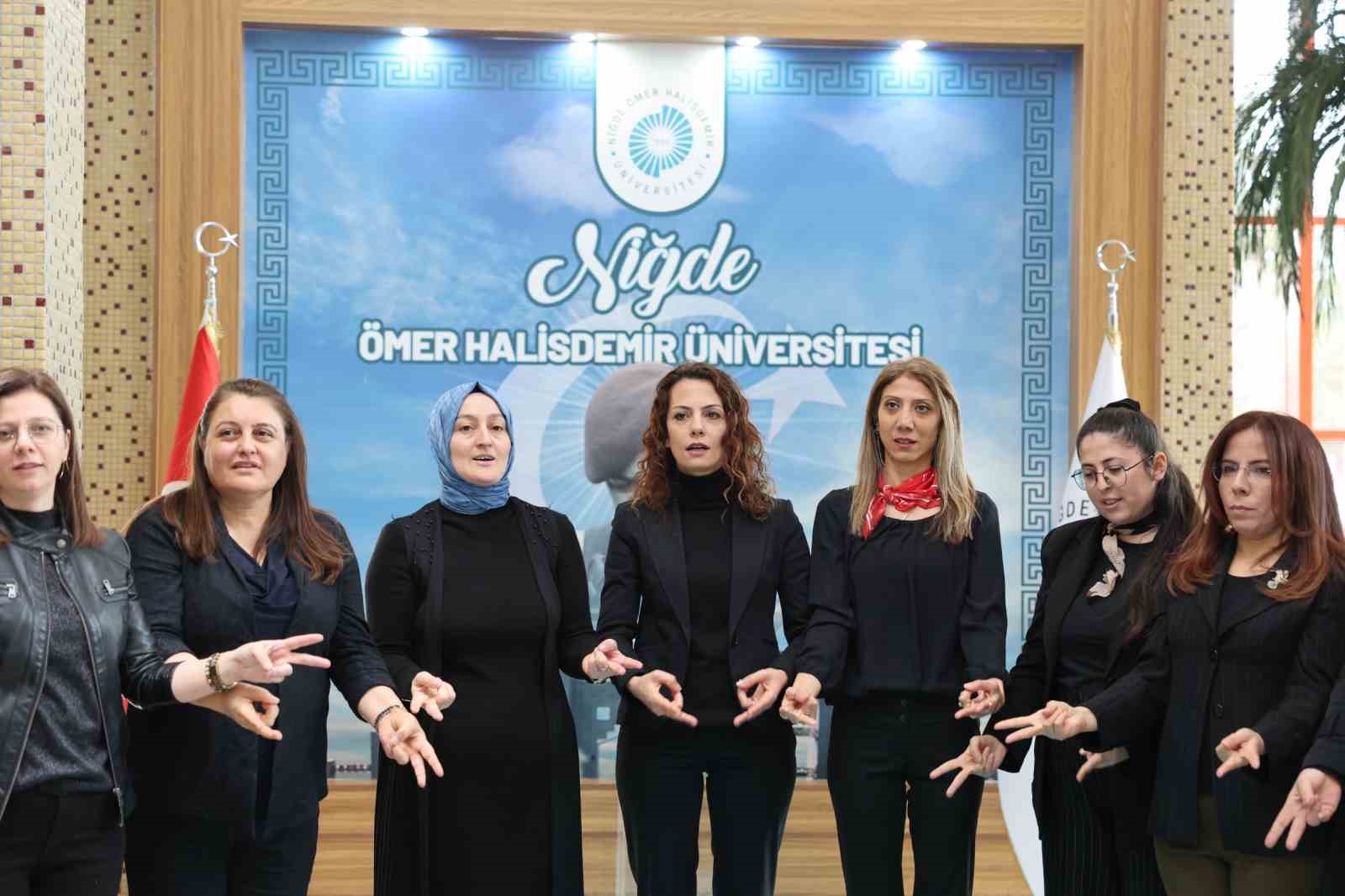 İşitme engelli öğrencilerin hayatlarını kolaylaştırmak için işaret dili öğreniyorlar
