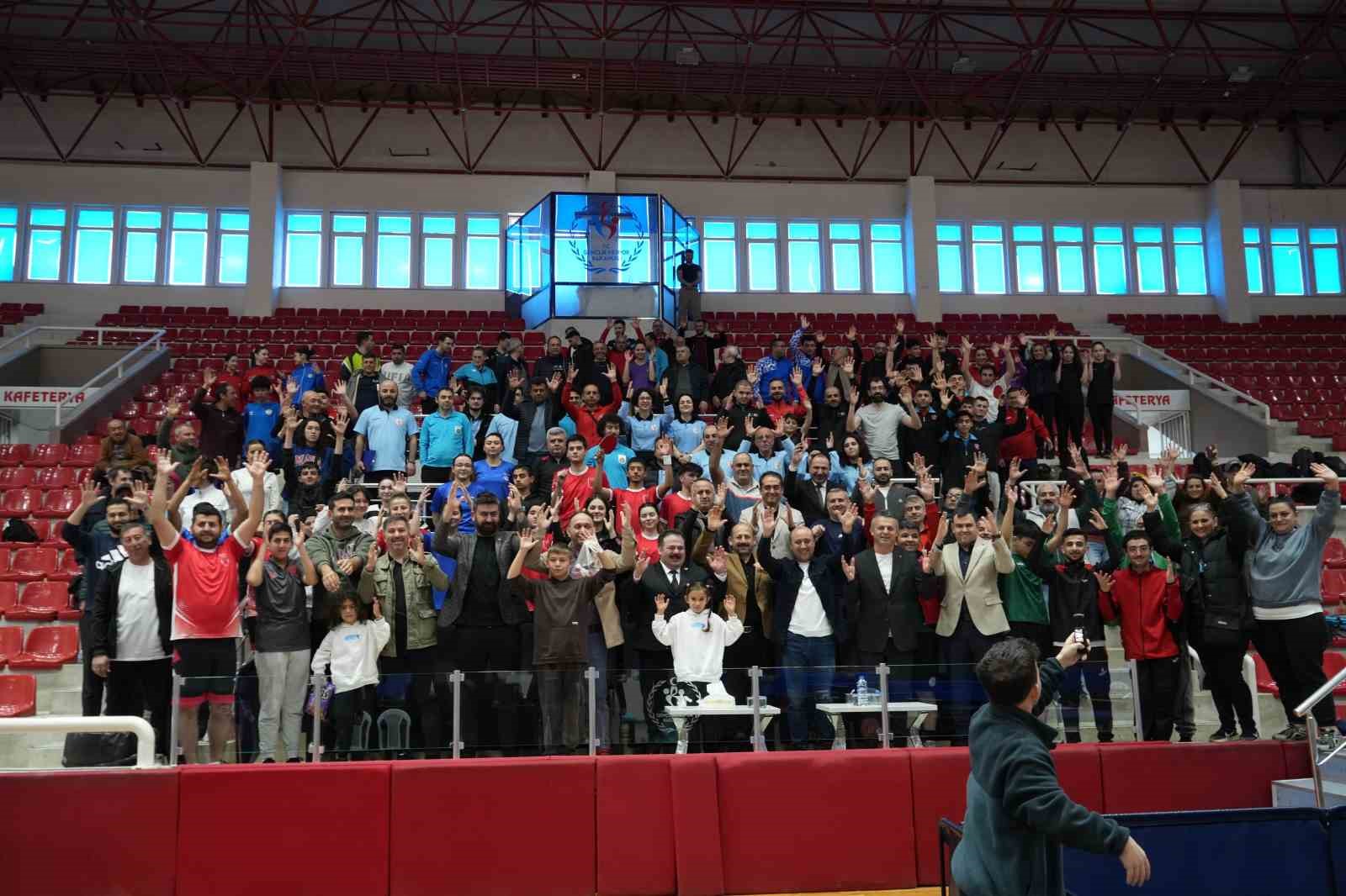 İşitme Engelliler Masa Tenisi Türkiye Şampiyonası, Samsun’da başladı
İşitme Engelliler Masa Tenisi Türkiye Şampiyonası, Samsun’da başladı