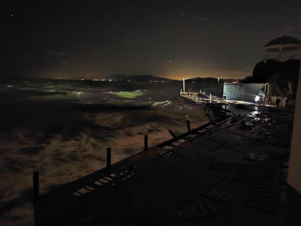 İskelede bir işçinin hayatını kaybettiği kazada firma sahibi tutuklandı
İskelede bir işçinin hayatını kaybettiği kazada firma sahibi tutuklandı