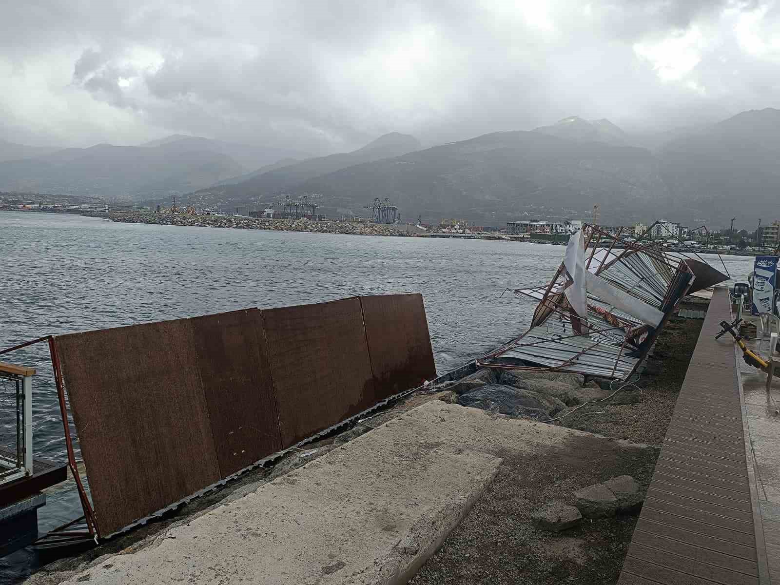 İskenderun Belediyesi’nin Ramazan çadırları fırtınaya dayanamadı, o anlar kamerada
