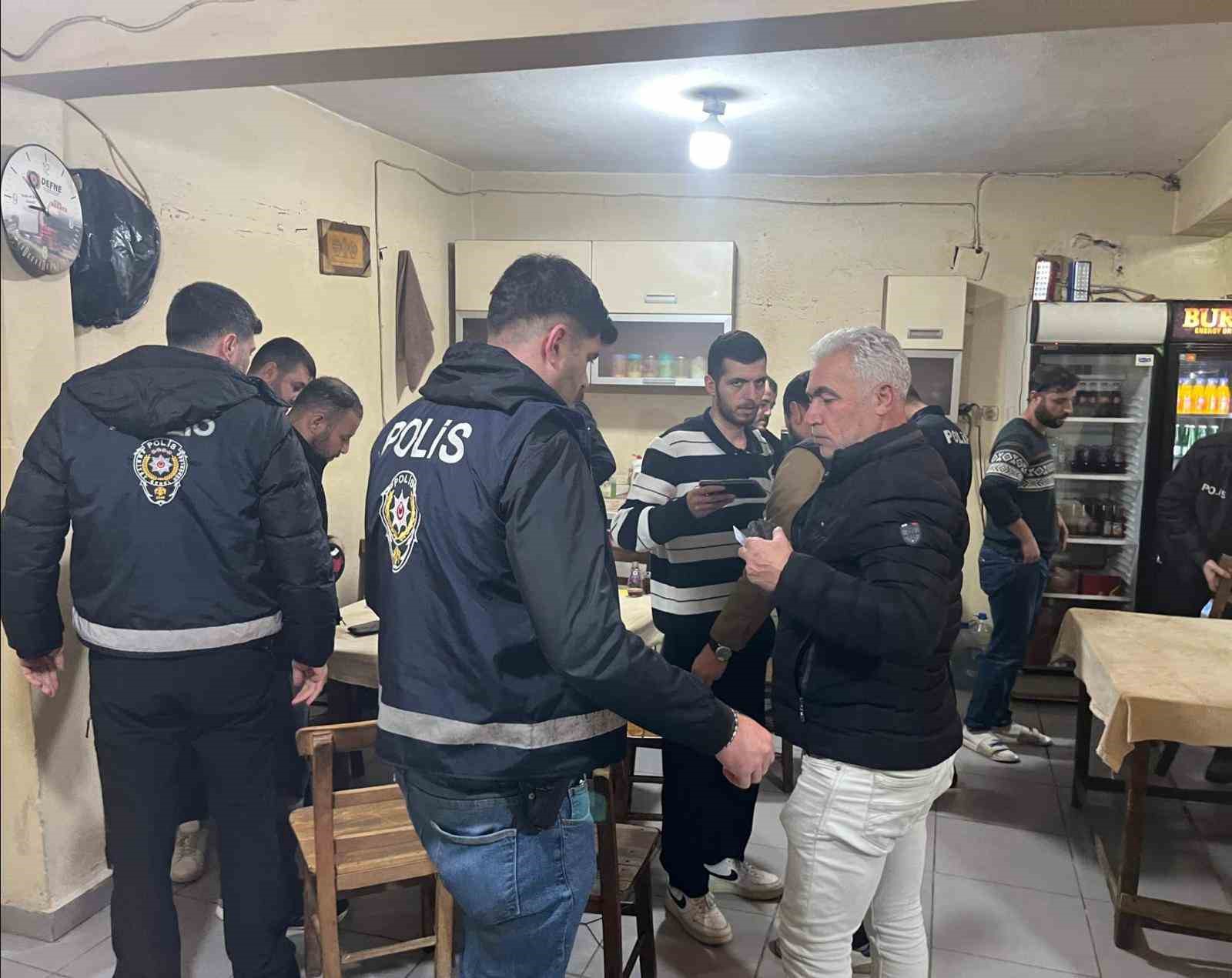 İskenderun polisi kafe ve kıraathanelere uygulama gerçekleştirdi
