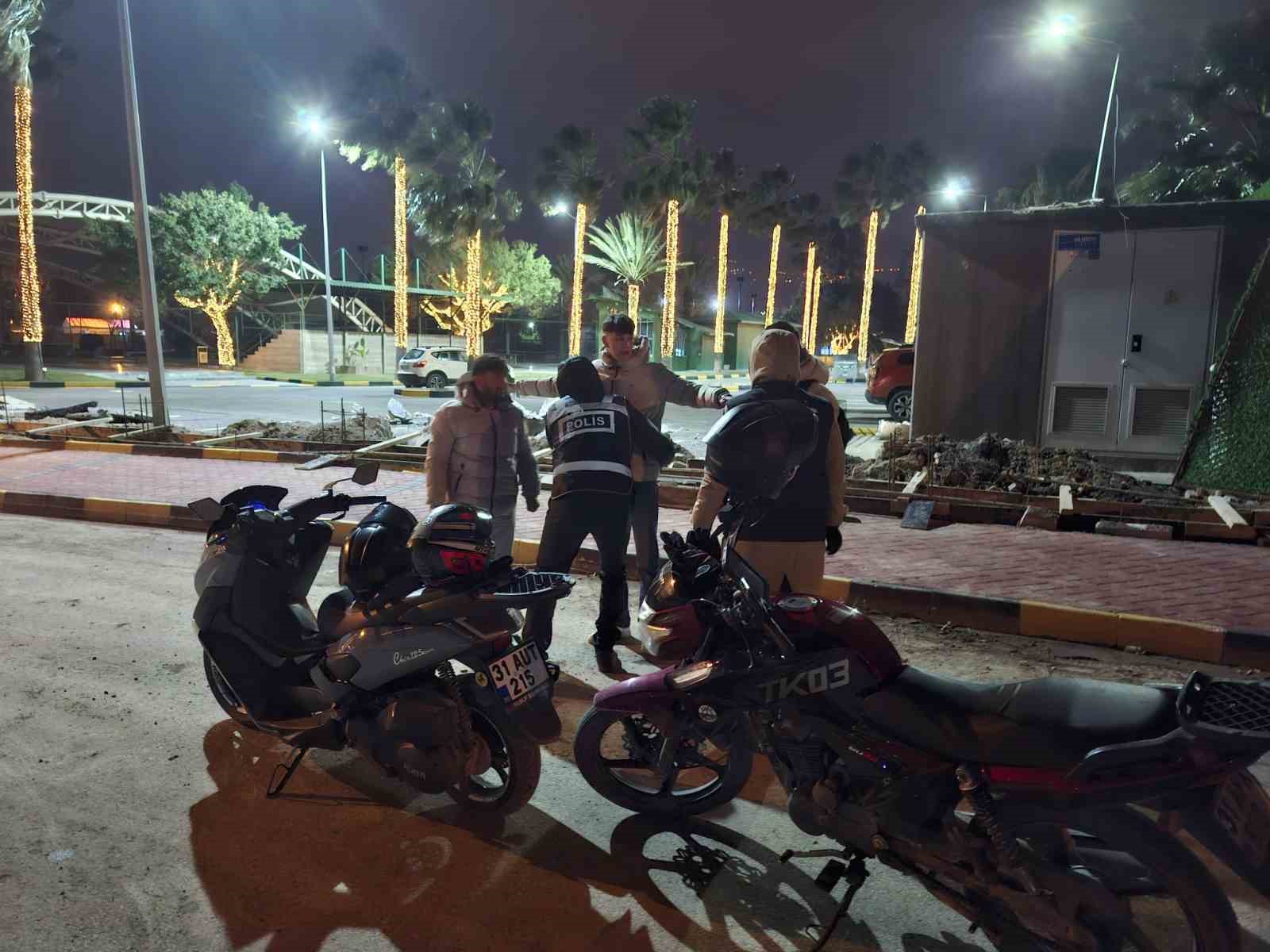 İskenderun polisi soğuk havada asayiş için sahada
