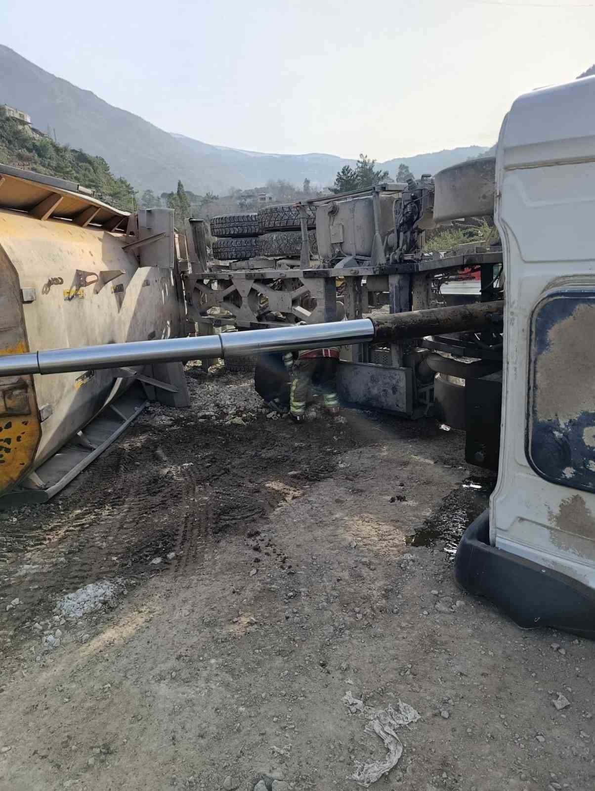 İskenderun’da devrilen hafriyat kamyonunun sürücüsü yaralandı
