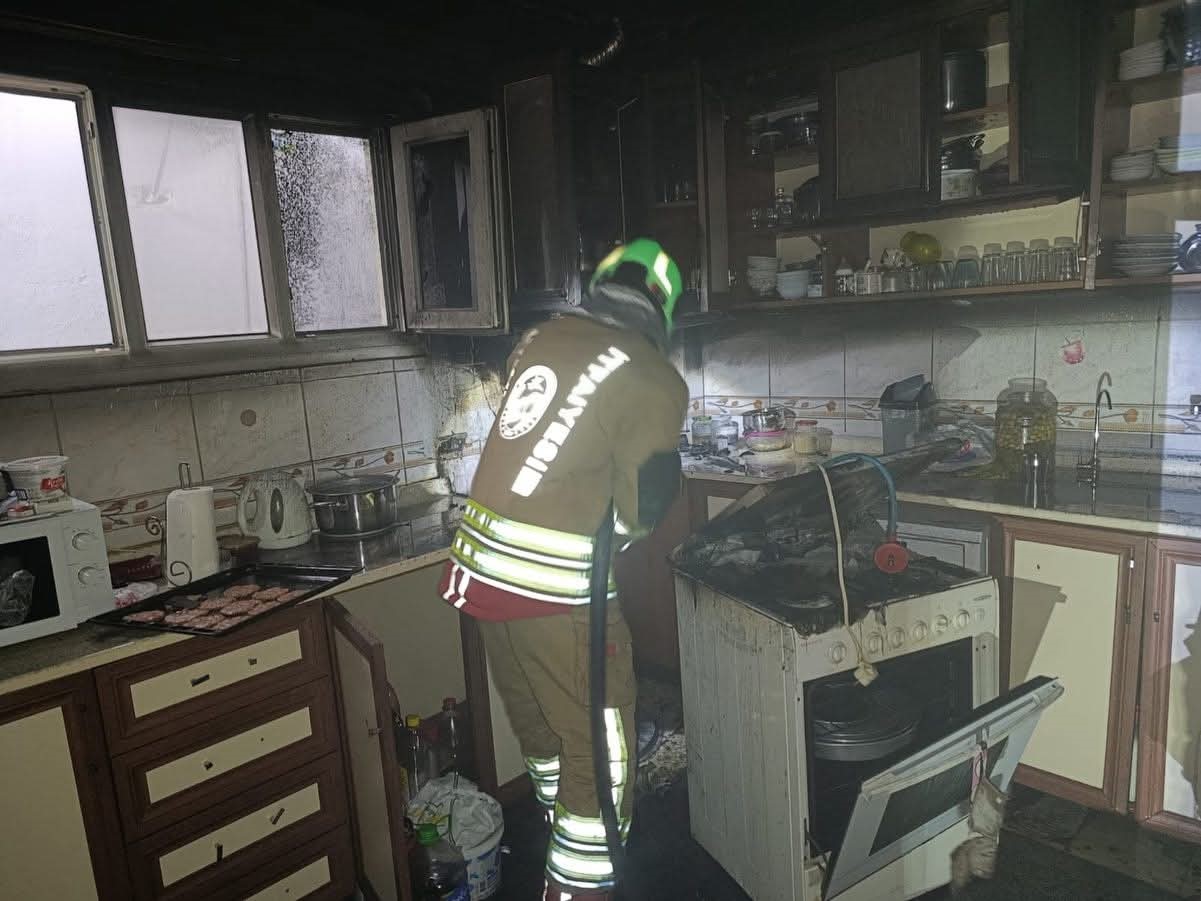 İskenderun’da evin mutfağı alevlere teslim oldu
