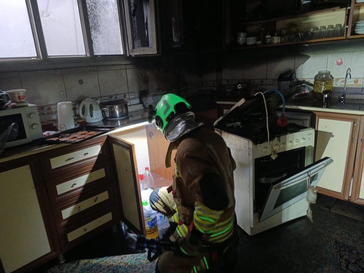 İskenderun’da evin mutfağı alevlere teslim oldu
