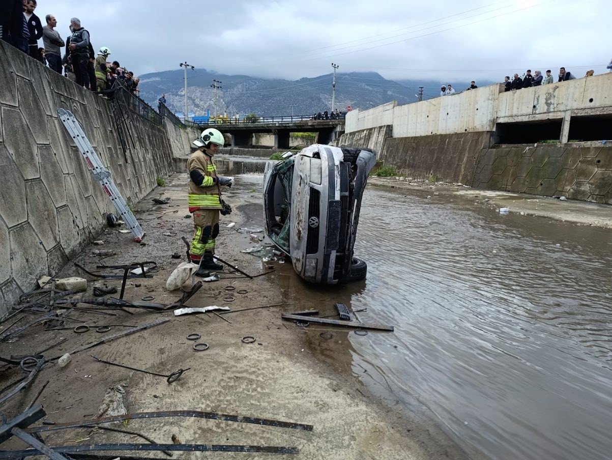 İskenderun’da kanala düşen otomobildeki 2 kişi yaralandı
