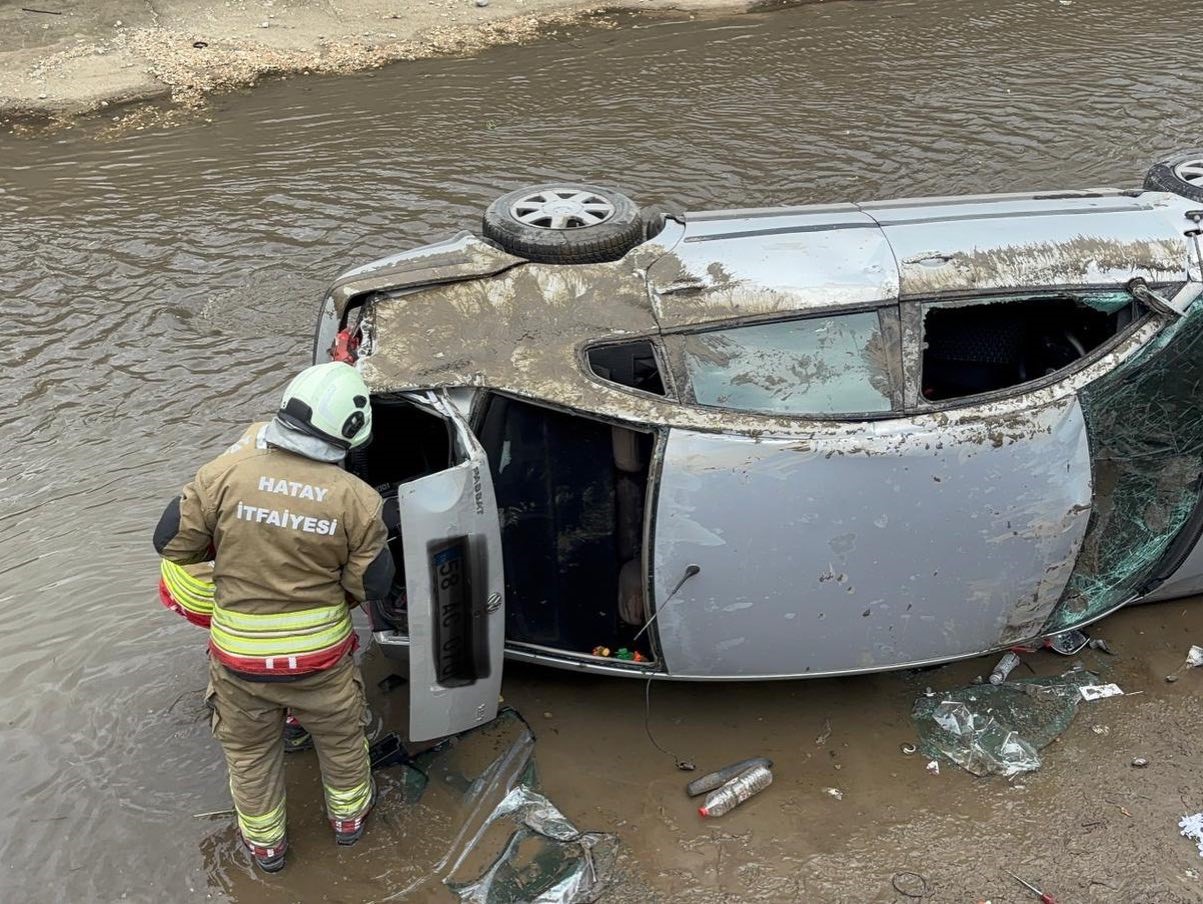 İskenderun’da kanala düşen otomobildeki 2 kişi yaralandı
