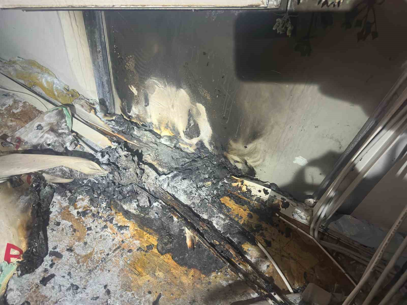 İskenderun’da konteyner yangınında 2 kişi dumandan etkilendi
