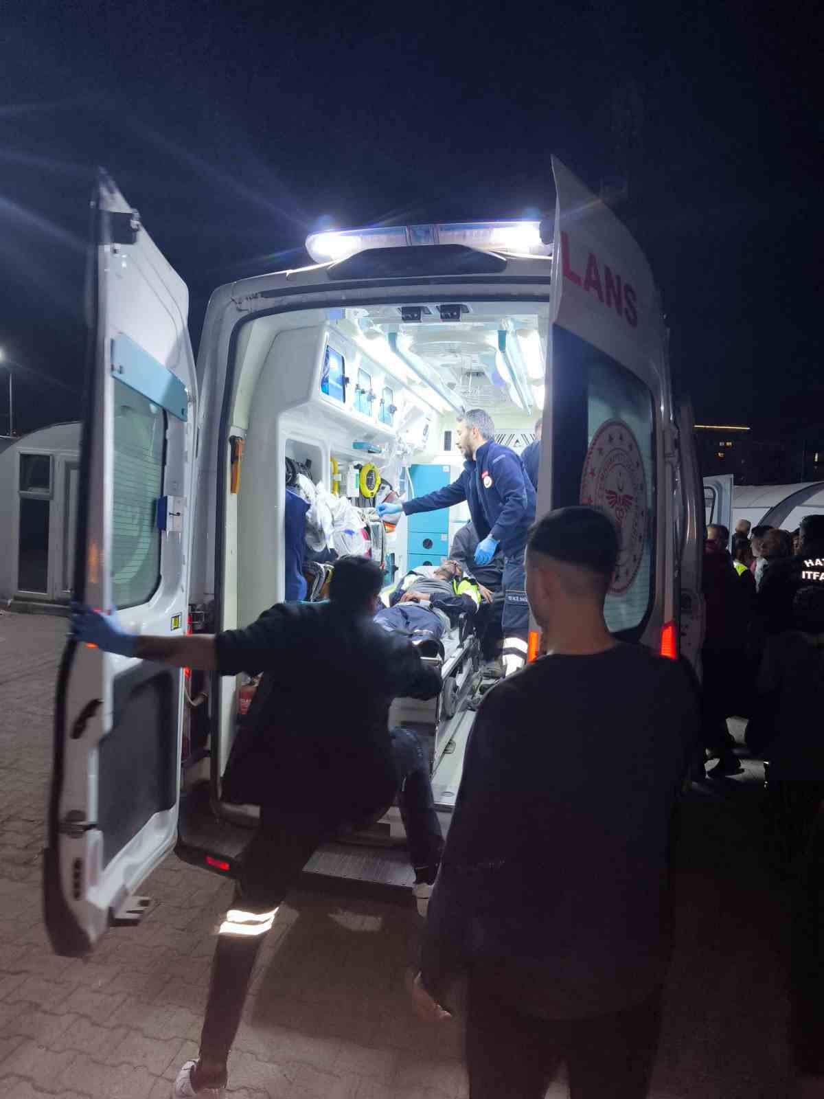 İskenderun’da konteyner yangınında 2 kişi dumandan etkilendi
