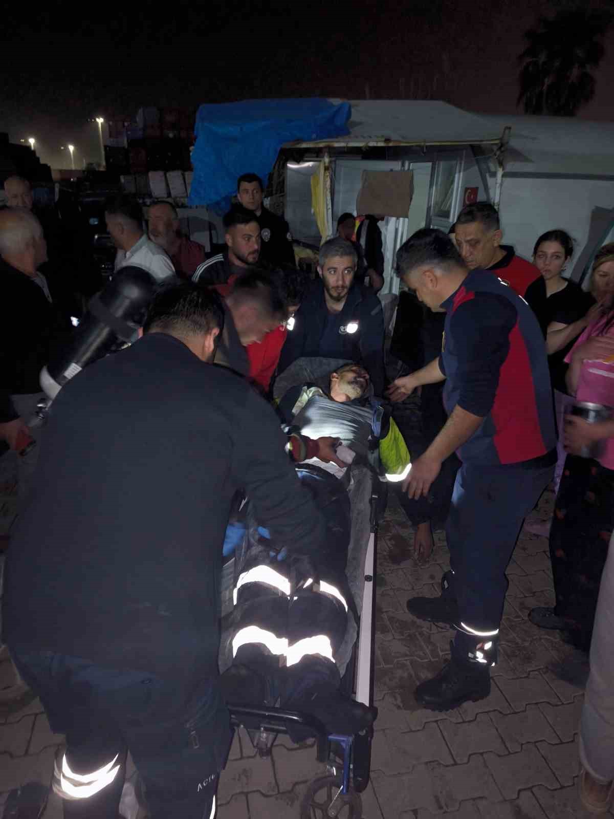 İskenderun’da konteyner yangınında 2 kişi dumandan etkilendi
