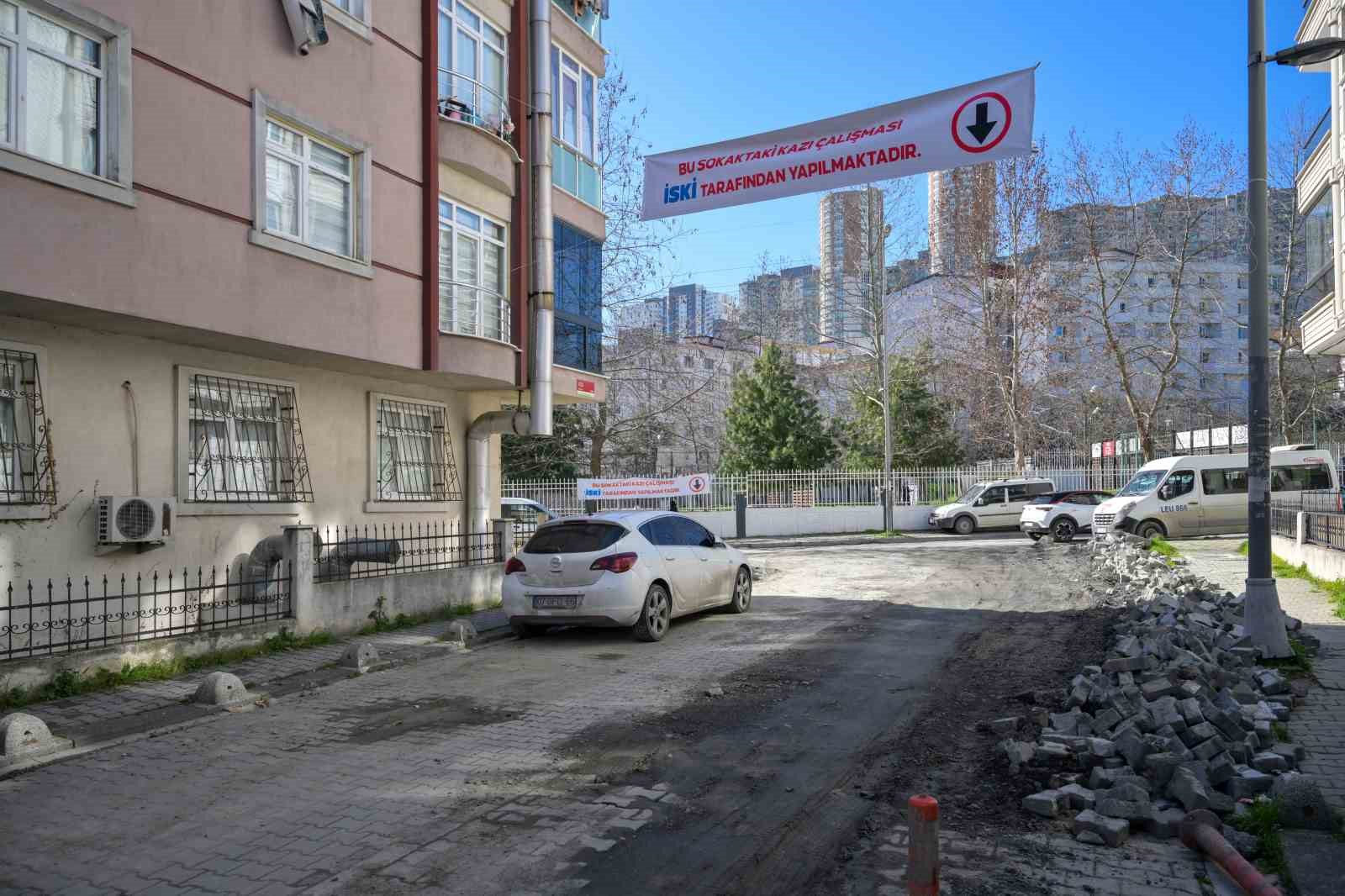 İSKİ, Esenyurt’ta yaptığı kazı çalışmalarının ardından sokakları kapatmadan bıraktı
