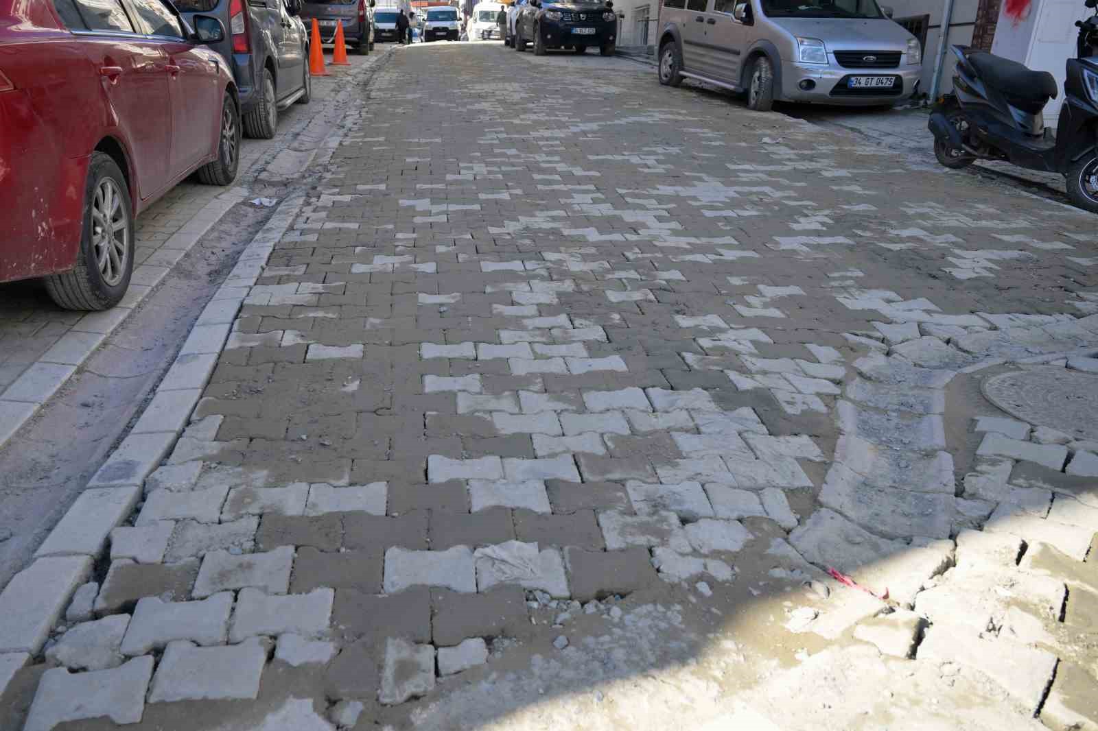 İSKİ, Esenyurt’ta yaptığı kazı çalışmalarının ardından sokakları kapatmadan bıraktı
