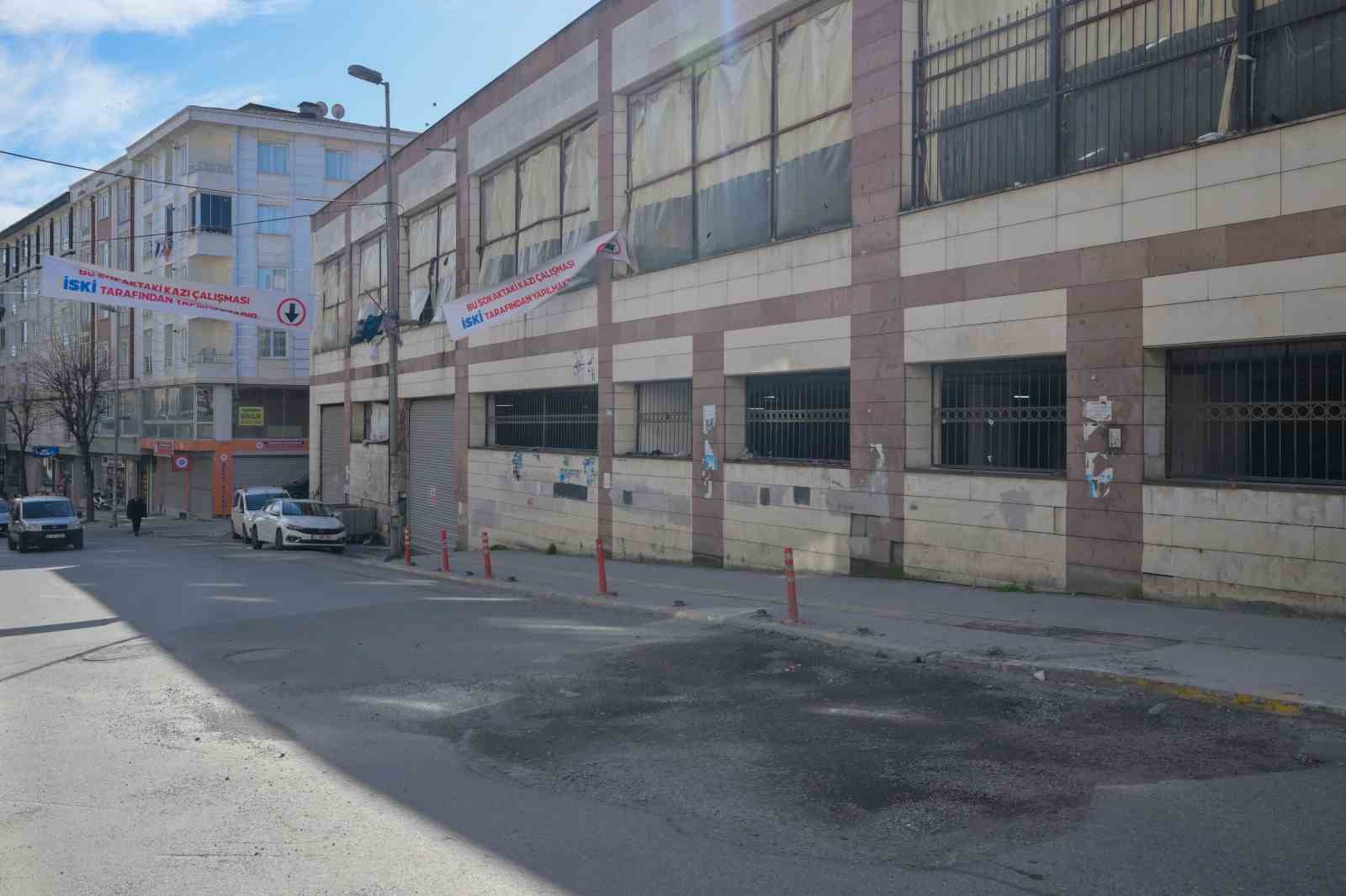 İSKİ, Esenyurt’ta yaptığı kazı çalışmalarının ardından sokakları kapatmadan bıraktı
