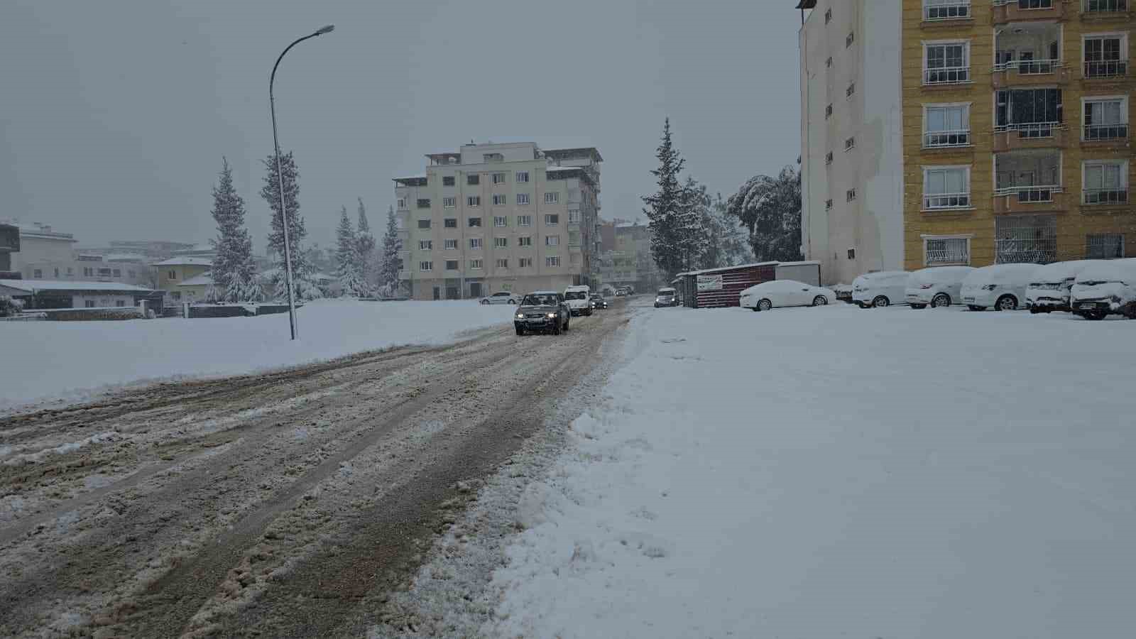 İslahiye’de kar etkili oluyor
