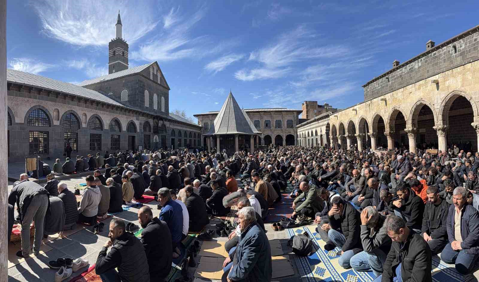 İslam aleminin 5. Harem-i Şerif’inde binlerce kişi Ramazan ayının ilk cuma namazında saf tuttu
