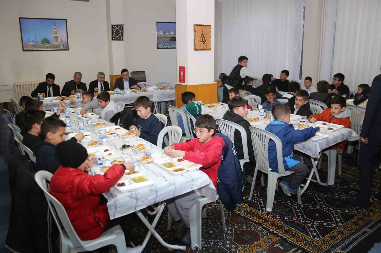 İslamın gülleri çocuklarla anlamlı buluşma
İslamın gülleri çocuklarla anlamlı buluşma