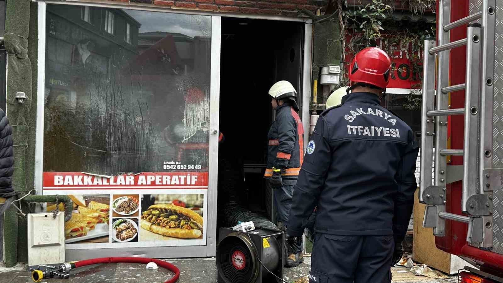 İşletmeci dışarıdayken dükkanında yangın çıktı
