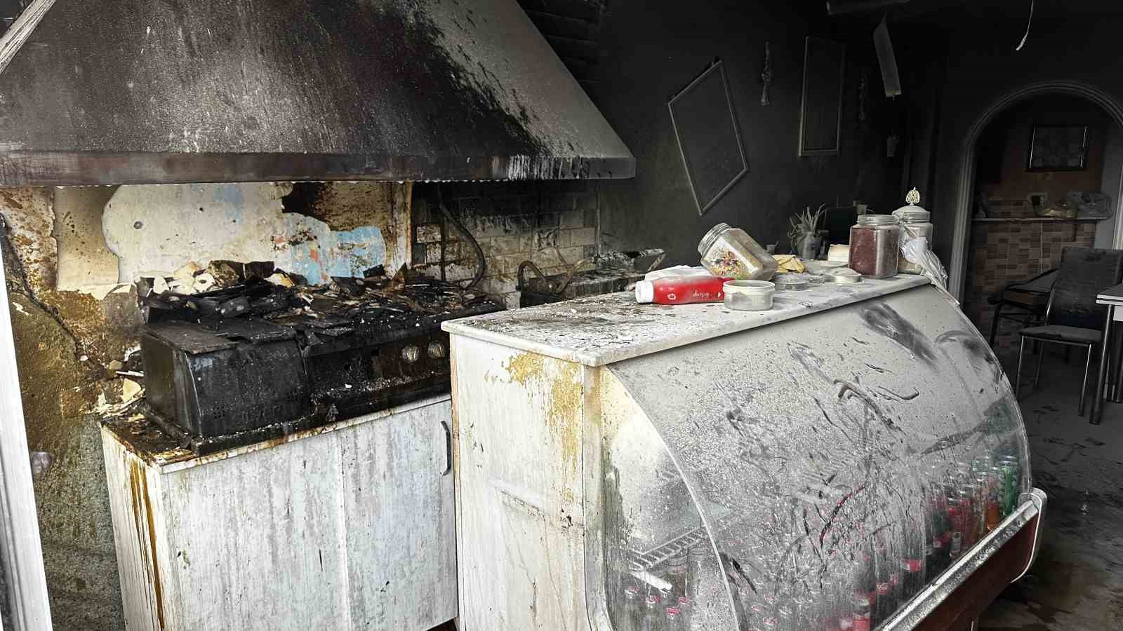 İşletmeci dışarıdayken dükkanında yangın çıktı
