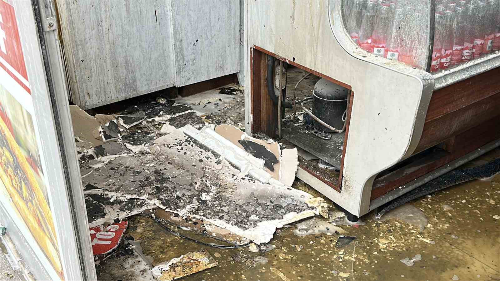 İşletmeci dışarıdayken dükkanında yangın çıktı
