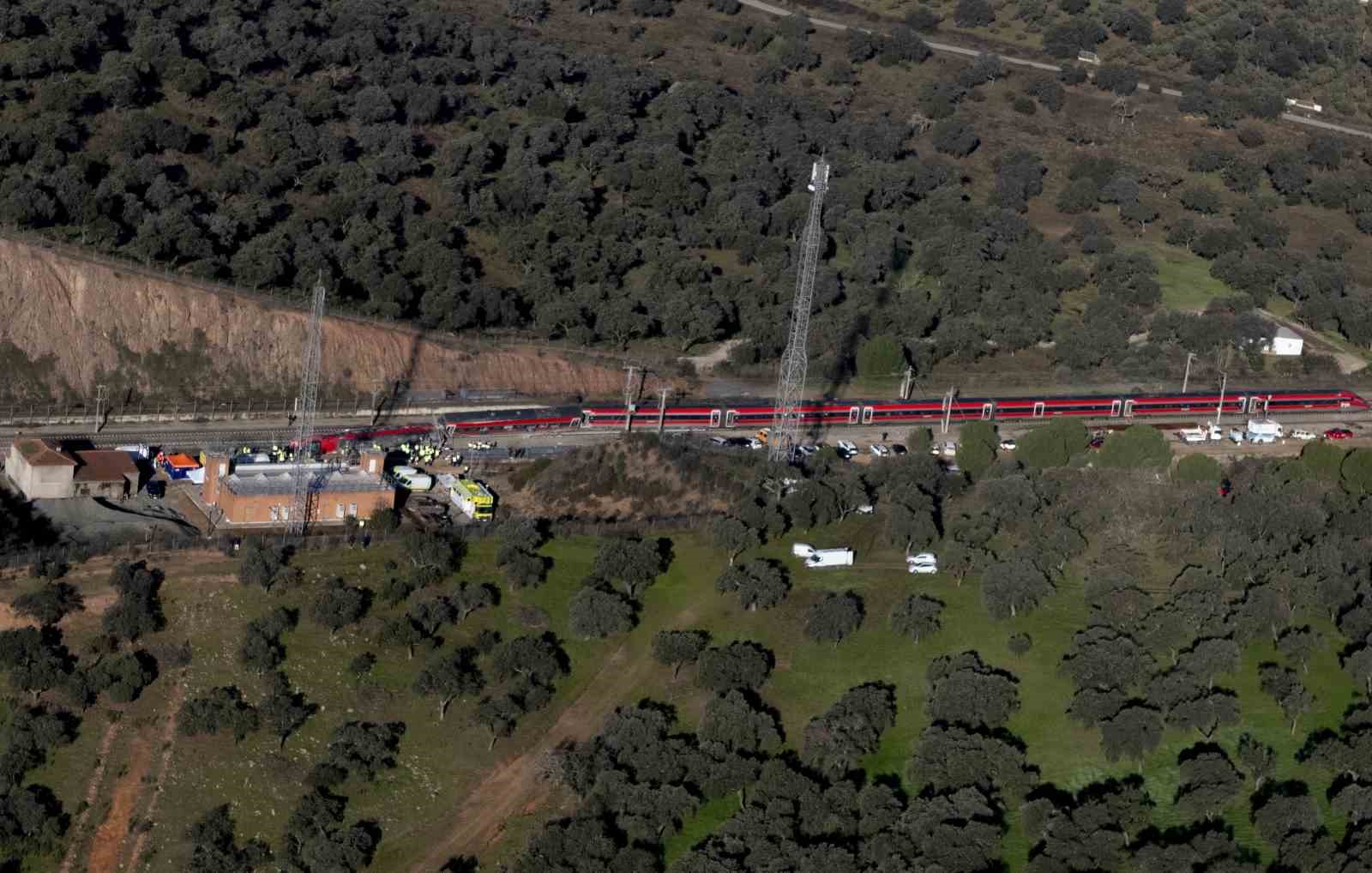 İspanya’da hızlı trenlerin çarpıştığı kazada ölü sayısı 41 oldu
