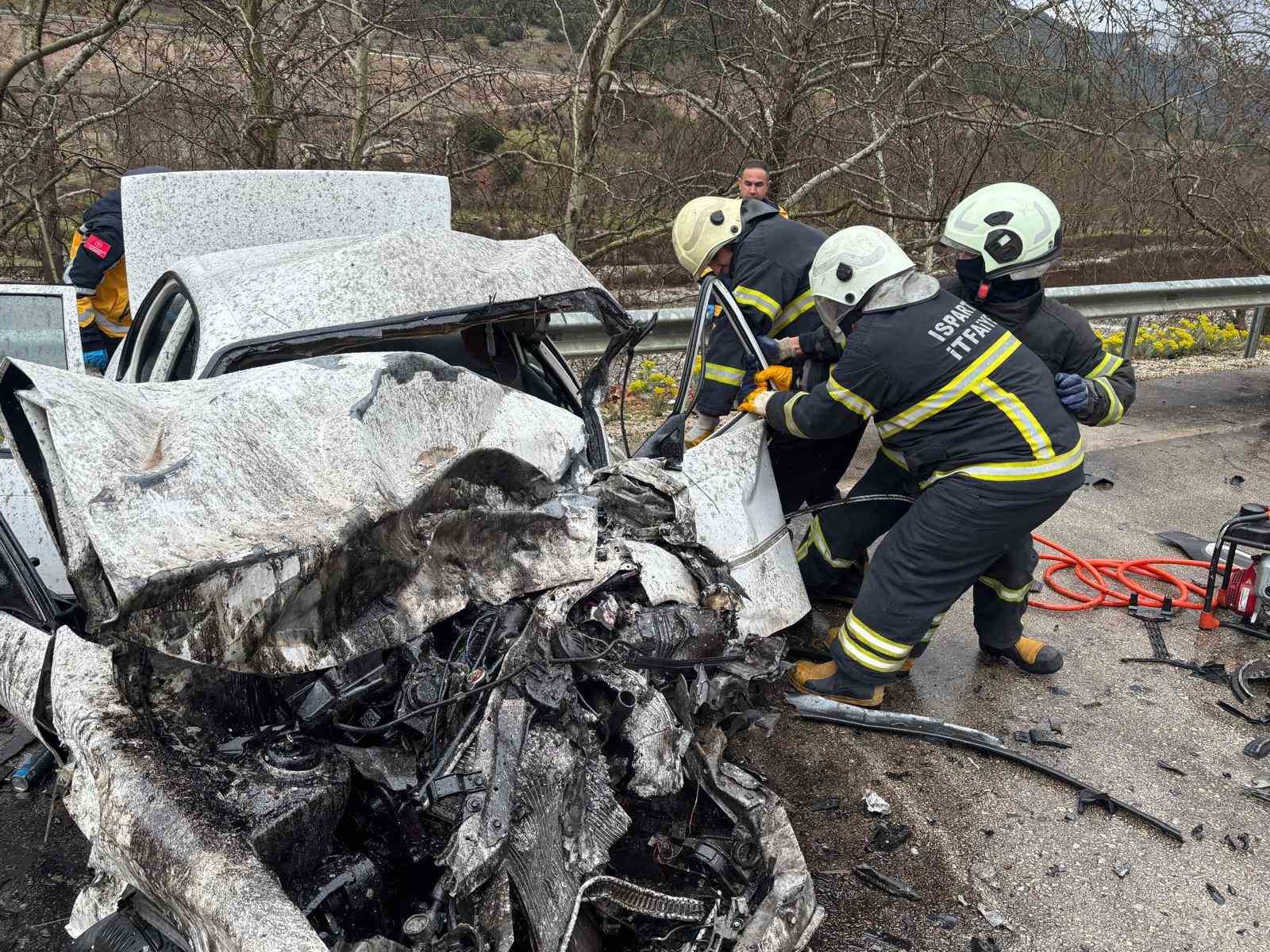 Isparta-Antalya kara yolunda feci kaza: 2 ölü, 4 yaralı
