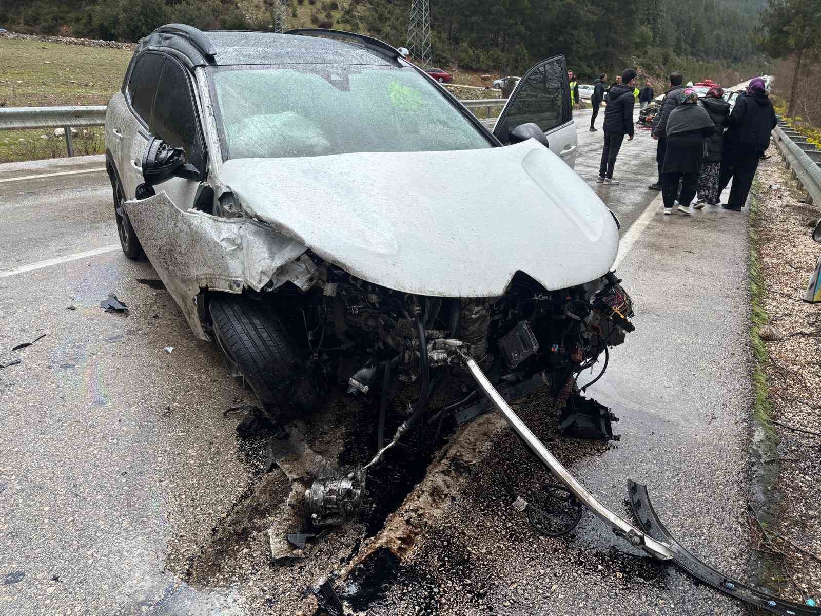 Isparta-Antalya kara yolunda feci kaza: 2 ölü, 4 yaralı
