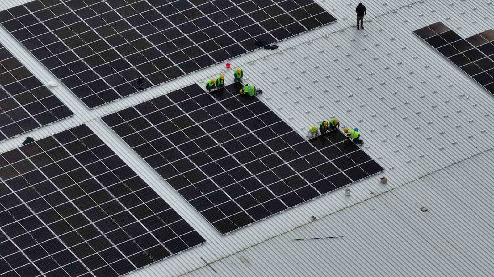 Isparta Belediyesi, pazar alanı çatılarına GES kuruyor
