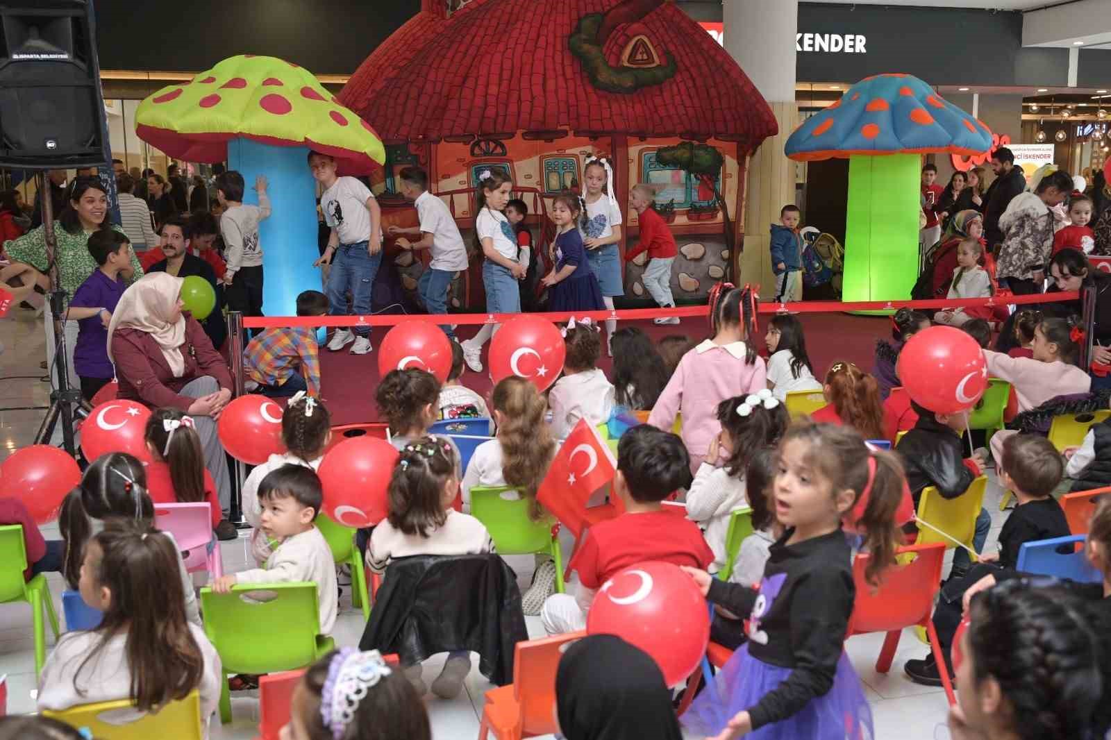 Isparta Belediyesi’nin 23 Nisan etkinliğinde renkli görüntüler
