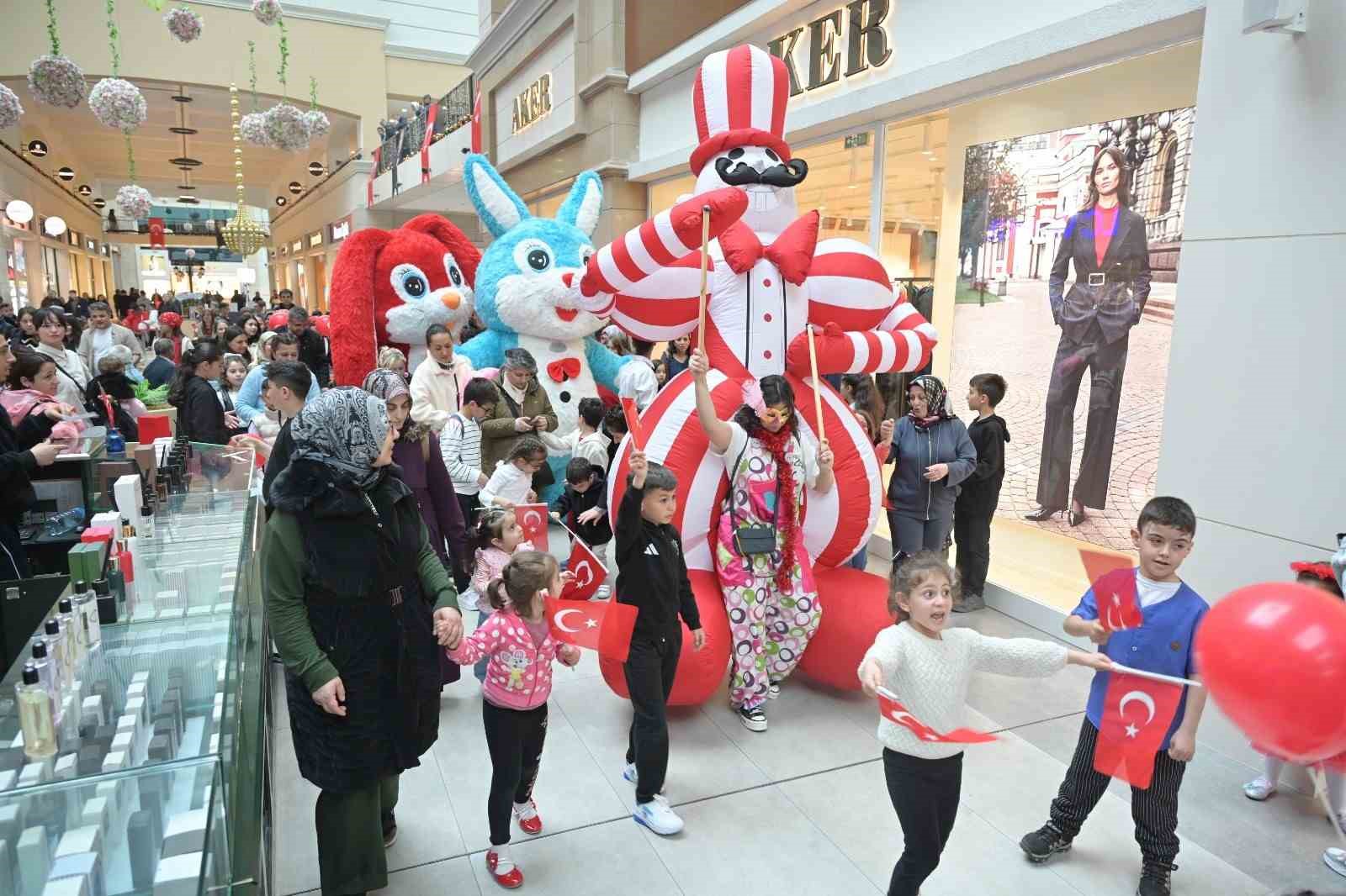Isparta Belediyesi’nin 23 Nisan etkinliğinde renkli görüntüler
